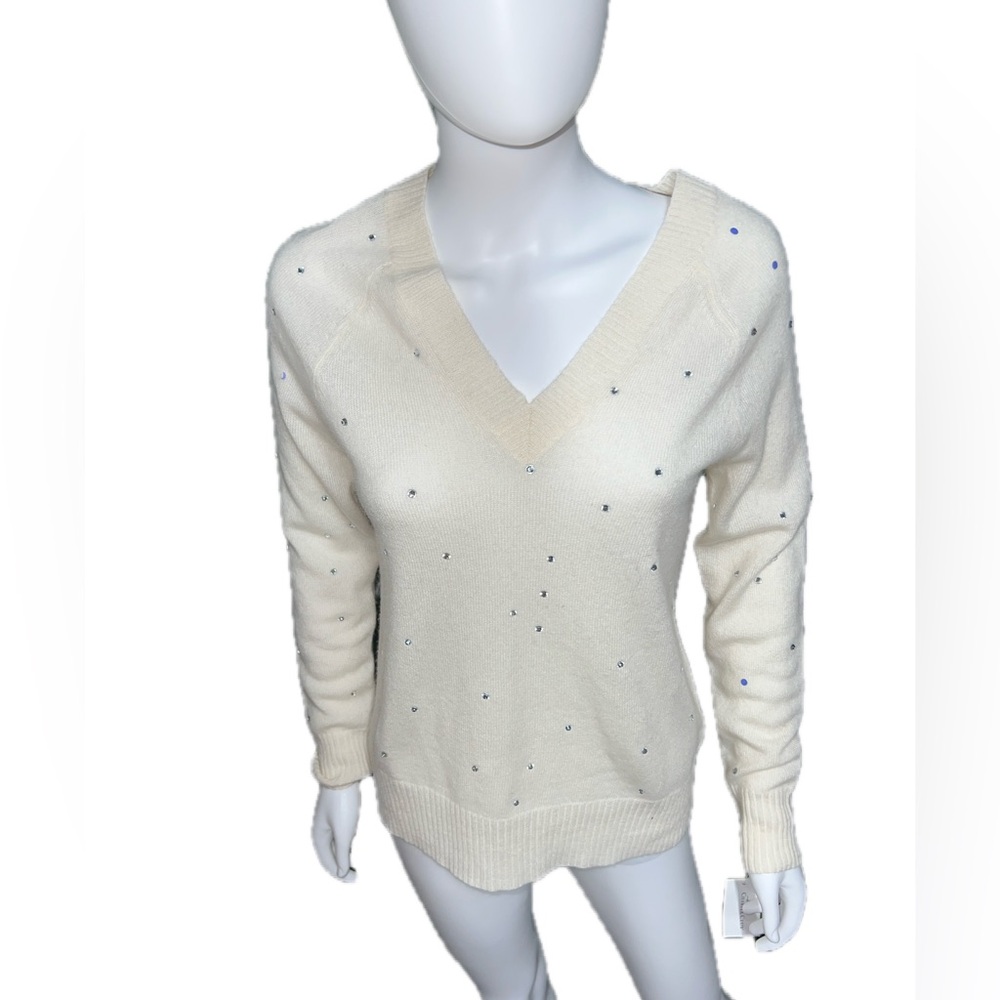 NWT $179 100% cashmere Charter Club Cream V-Neck Sweater with Embellishments